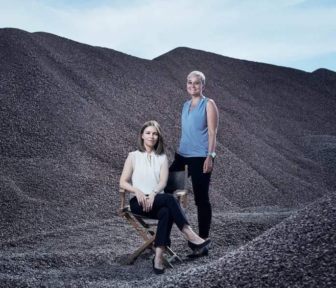 Bild på Sofia Saarikko och Heidi Furu i en grusmiljö